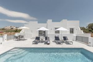 圣安娜纳克索斯Sand & Sea Private Pool Villa Agia Anna的别墅前设有游泳池