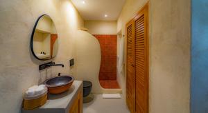 博德鲁姆Townhouse的一间带水槽、卫生间和镜子的浴室