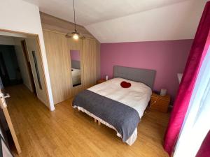 阿蒂斯蒙斯Maison Hotel proche Paris et Orly的一间卧室,配有一张红色的床