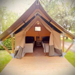 贝尔多夫Safari tent XS的一个小帐篷,配有桌椅