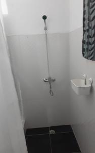 里奥圣胡安Villa Colonial Suite 5, Familiar Plus.的白色浴室设有淋浴和水槽