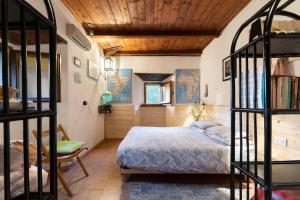Ponte della VenturinaLa casa nel bosco-senza auto的一间卧室设有一张床和木制天花板