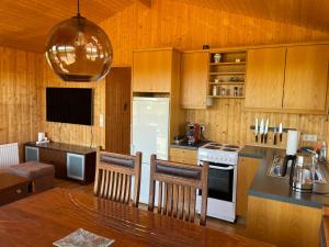 塞尔福斯Aurora Cottage on the Golden Circle的厨房配有白色冰箱和木制橱柜。