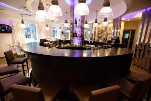 卡缅斯科耶Schiller的餐厅内的酒吧配有椅子和灯
