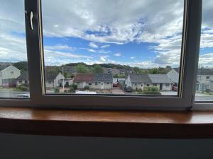 邓弗姆林Pure Apartments Fife - Dunfermline - Pitcorthie的享有住宅区景致的窗户