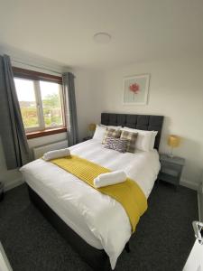 邓弗姆林Pure Apartments Fife - Dunfermline - Pitcorthie的卧室配有一张大白色床和窗户