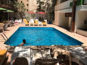 开罗印第安纳酒店的在游泳池游泳的人
