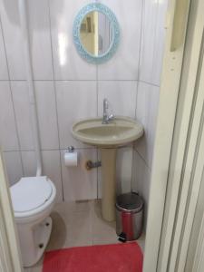桑托斯Casa da Praia的一间带水槽、卫生间和镜子的浴室