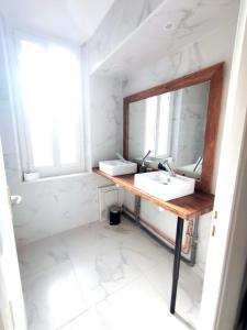 蒙塔日Appartement hyper centre de Montargis的一间带水槽和镜子的浴室