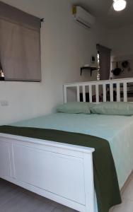 里奥圣胡安Vilaa Colonial Suite N 7, Basic exterior的卧室配有一张带绿毯的白色床
