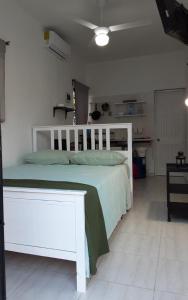 里奥圣胡安Vilaa Colonial Suite N 7, Basic exterior的卧室配有白色的床头板和白色的床