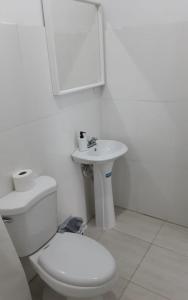 里奥圣胡安Vilaa Colonial Suite N 7, Basic exterior的白色的浴室设有卫生间和水槽。