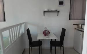 里奥圣胡安Vilaa Colonial Suite N 7, Basic exterior的一张小白桌子和黑椅子