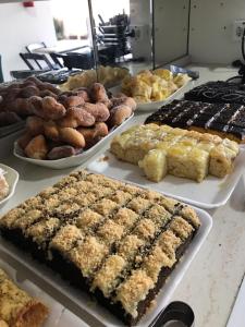 佩尼亚Pousada Casa Amarela Brisa Parque的各种甜点和糕点的自助餐