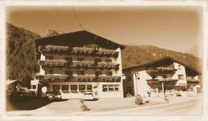 皮茨河谷圣莱昂哈德Hotel Pension St. Leonhard的建筑物的黑白照片