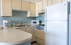 默特尔比奇Wave Rider Resort的厨房配有白色冰箱和水槽