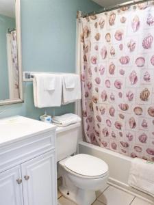 默特尔比奇Wave Rider Resort的一间带卫生间和淋浴帘的浴室