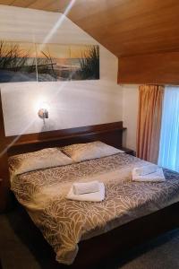 梅德沃代Pri Ancki B&B Ljubljana suburbs的一间卧室配有一张床,上面有两条毛巾