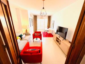 卡拉德莫尔Apartamento Rincón, Ideal para familias的客厅配有红色沙发和电视