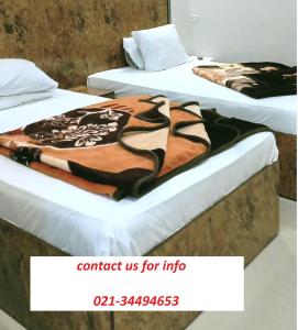 卡拉奇殖民模型重建宾馆的两张床铺,房间上挂着毯子