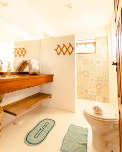 普雷亚Chalet du Kite的一间带卫生间和淋浴的浴室