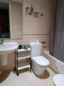 休达德亚Apartamento Cala Busquets的浴室配有白色卫生间和盥洗盆。