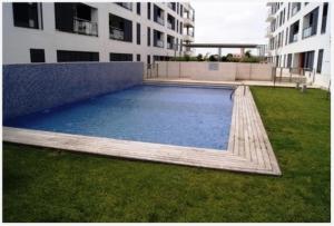休达德亚Apartamento Cala Busquets的大楼中央的大型游泳池