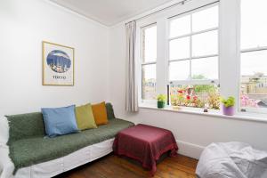 伦敦公寓 - 近地铁站50米的带沙发和2扇窗户的客厅