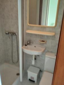 LadridoPension Bajamar的一间带水槽、卫生间和镜子的浴室