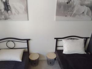 讷莱米讷Résidence Les Hauts de France的墙上有两张照片的房间,配有两张单人床