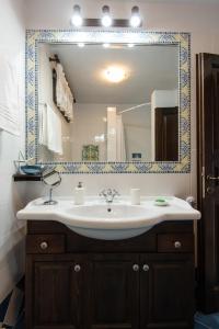 SifnosSifnos' Green and Blue的一间带水槽和大镜子的浴室