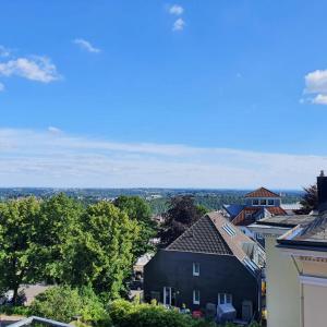 雷姆沙伊德Ferienwohnung Fernblick的从房子屋顶上欣赏美景