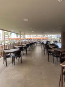 奥林匹亚Apartamento dentro de resort próximo do Thermas dos Laranjais的用餐室设有桌椅和窗户。