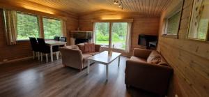 SandeDøskeland的小屋内的客厅配有沙发和桌子