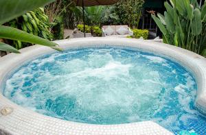 库埃纳瓦卡Vf Hotel的庭院里带蓝色水的热水浴池