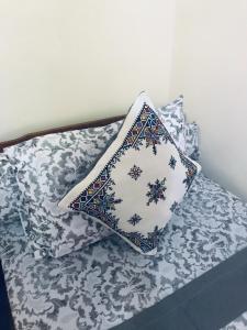 索维拉Abdessamad Appartement 1的床上的枕头