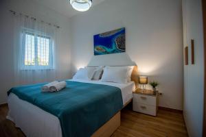 希贝尼克My Adriatic Place with private garden的一间卧室配有一张带蓝色毯子的大床