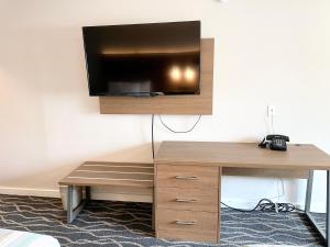 希尔斯伯勒希尔斯伯勒沙丘汽车旅馆的客房设有书桌和墙上的电视