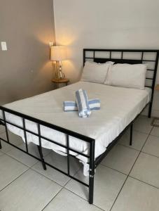 迈阿密Krymwood Flats Wynwood - By RocketStay的床上有两条蓝色的白色毛巾