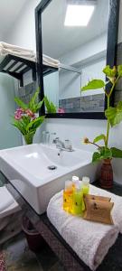 马丘比丘Machupicchu Adventure Hotel的浴室设有白色水槽和镜子