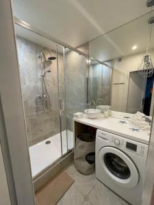 格丁尼亚Apartament Revel的一间带洗衣机和淋浴的浴室