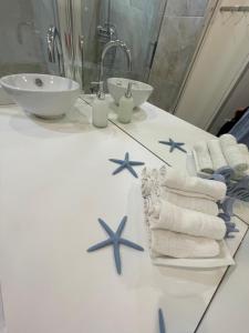 格丁尼亚Apartament Revel的浴室设有水槽和台面上的蓝色海星