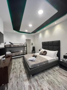 那不勒斯Dream & Fly的一间卧室配有两张双层床和一张书桌
