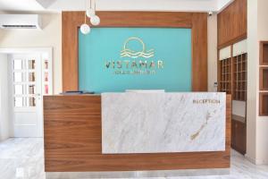 布德瓦Vistamar Hotel & Apartments的接待台设在一个房间,上面有读维特纳莫雷诺伦的标牌