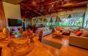 曼努埃尔安东尼奥Villas Oasis的一个带木桌和沙发的大客厅