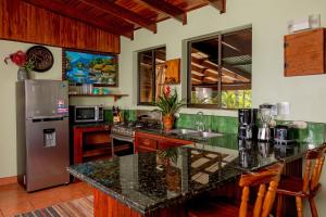 曼努埃尔安东尼奥Villas Oasis的厨房配有花岗岩台面和不锈钢用具