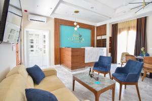 布德瓦Vistamar Hotel & Apartments的客厅配有沙发和蓝色椅子