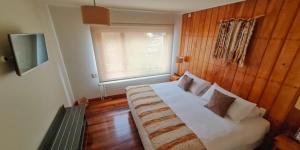 巴拉斯港Patagonia Route B&B的卧室配有白色的床和窗户。