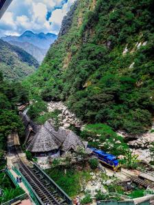 马丘比丘Machupicchu Adventure Hotel的山旁的火车