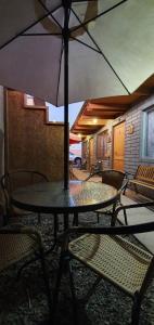 圣佩德罗·德·阿塔卡马Hostal Ckamai的庭院内桌椅和遮阳伞